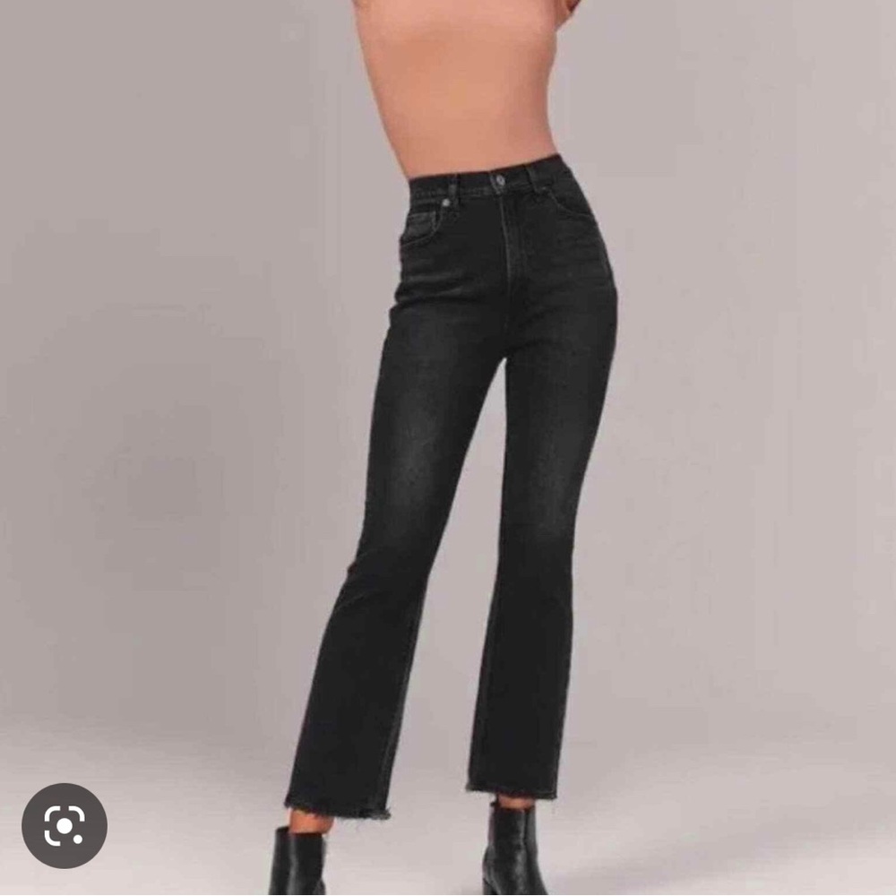 Abercrombie the kick flare ultra high rise. Size 6. 28. Black